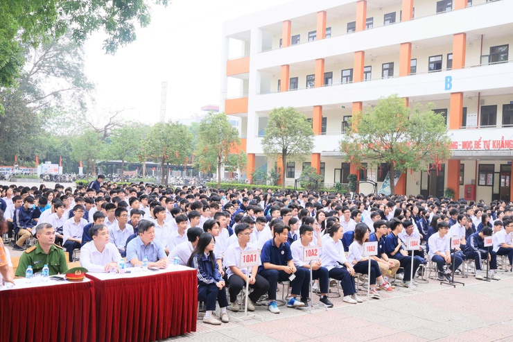 Công an thành phố Hà Nội phối hợp với ngành Giáo dục tổ chức cầu truyền hình đặc biệt với chủ đề “Tiết học Gen Z - Tự hào Hà Nội, sống chuẩn an toàn”.- Ảnh 10.