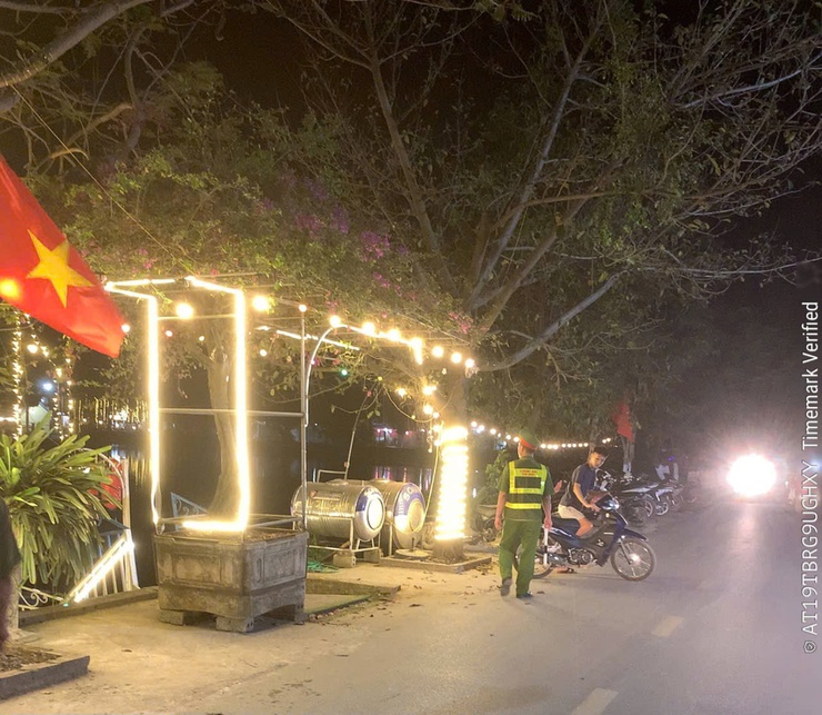 Công an xã Phú Nghĩa tăng cường xử lý vi phạm lấn chiếm lòng đường, vỉa hè- Ảnh 2.