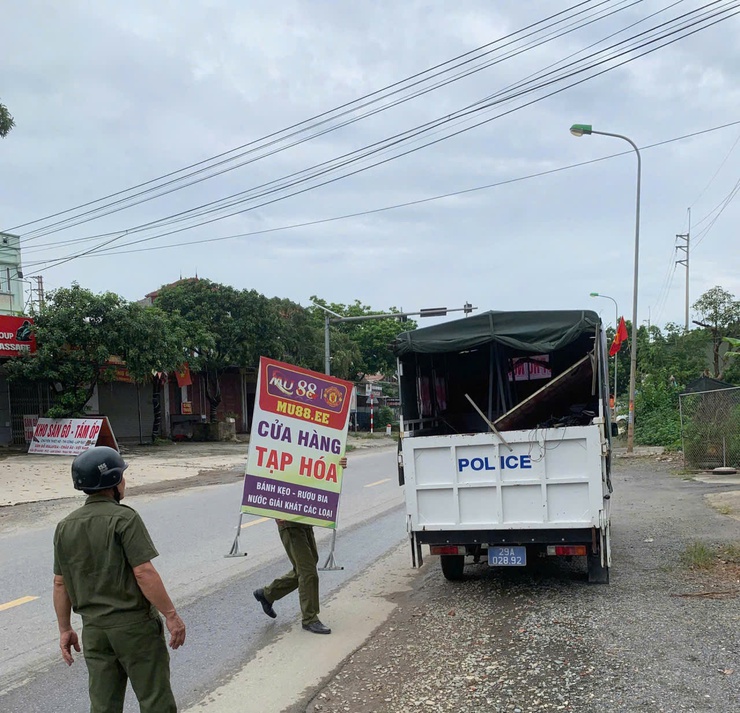 Công an xã Phú Nghĩa tăng cường xử lý vi phạm lấn chiếm lòng đường, vỉa hè- Ảnh 1.