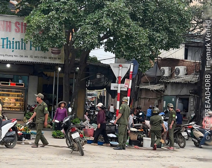 Công an xã Phú Nghĩa tăng cường xử lý vi phạm lấn chiếm lòng đường, vỉa hè- Ảnh 3.