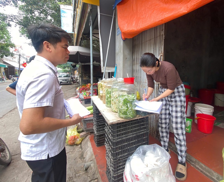 Rà soát và tổ chức ký cam kết đối với các hộ kinh doanh thực phẩm thuộc lĩnh vực nông nghiệp, công thương- Ảnh 2.