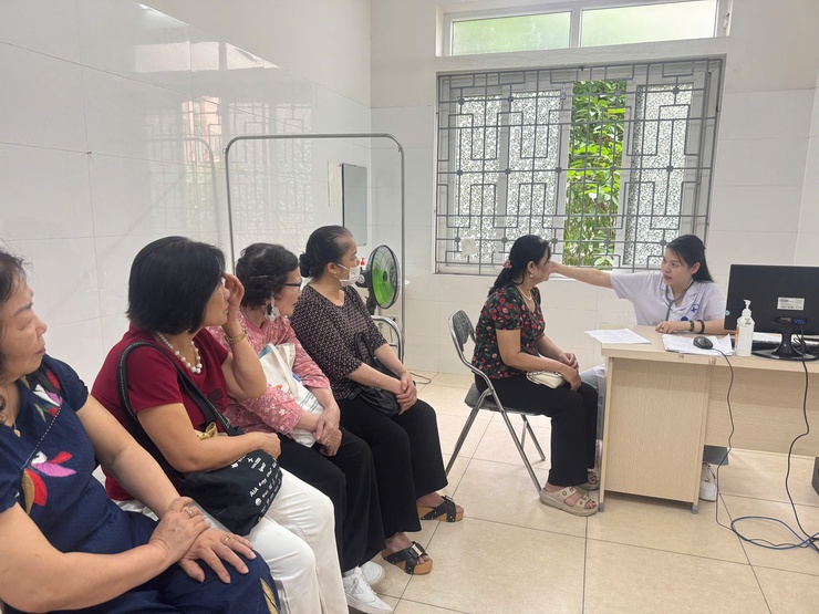 Tổ chức khám, tư vấn sức khỏe cho người cao tuổi trên địa bàn phường hưởng ứng Ngày Sức khỏe toàn dân 7/4- Ảnh 5.