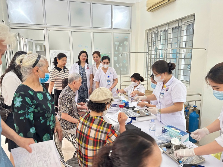 Tổ chức khám, tư vấn sức khỏe cho người cao tuổi trên địa bàn phường hưởng ứng Ngày Sức khỏe toàn dân 7/4- Ảnh 3.