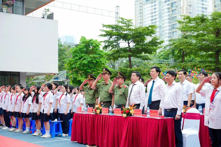 Công an Thành phố Hà Nội tổ chức chương trình giáo dục pháp luật: "Bản lĩnh Gen Z: Tự hào Hà Nội – Sống chuẩn an toàn" đến học sinh Thủ đô- Ảnh 1.