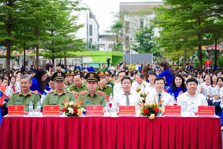 Công an Thành phố Hà Nội tổ chức chương trình giáo dục pháp luật: "Bản lĩnh Gen Z: Tự hào Hà Nội – Sống chuẩn an toàn" đến học sinh Thủ đô- Ảnh 2.