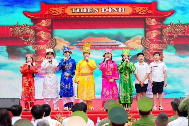 Công an Thành phố Hà Nội tổ chức chương trình giáo dục pháp luật: "Bản lĩnh Gen Z: Tự hào Hà Nội – Sống chuẩn an toàn" đến học sinh Thủ đô- Ảnh 9.