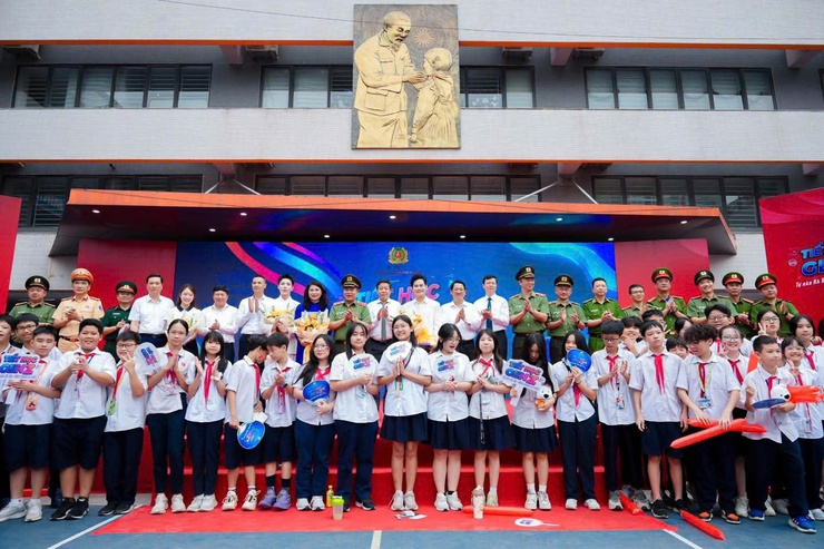 Công an Thành phố Hà Nội tổ chức chương trình giáo dục pháp luật: "Bản lĩnh Gen Z: Tự hào Hà Nội – Sống chuẩn an toàn" đến học sinh Thủ đô- Ảnh 12.