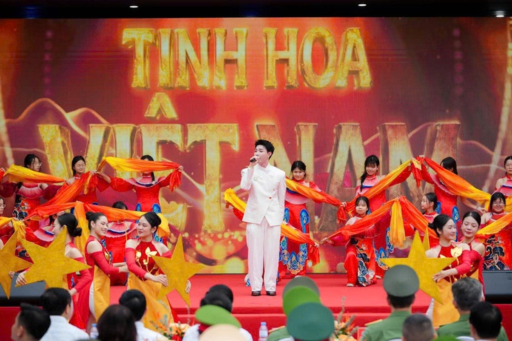 Công an Thành phố Hà Nội tổ chức chương trình giáo dục pháp luật: "Bản lĩnh Gen Z: Tự hào Hà Nội – Sống chuẩn an toàn" đến học sinh Thủ đô- Ảnh 11.