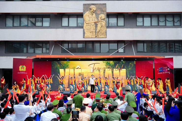 Công an Thành phố Hà Nội tổ chức chương trình giáo dục pháp luật: "Bản lĩnh Gen Z: Tự hào Hà Nội – Sống chuẩn an toàn" đến học sinh Thủ đô- Ảnh 10.