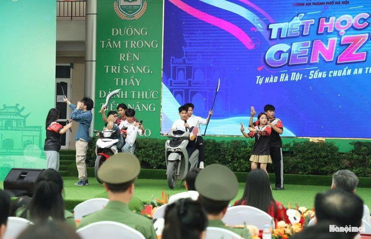 Công an thành phố phối hợp vời các đơn vị trường học tổ chức Chương trình tuyên truyền phổ biến giáo dục pháp luật phòng ngừa vi phạm pháp luật tại các trường trung học cơ sở, trung học phổ thông trên địa bàn thành phố Hà Nội- Ảnh 1.