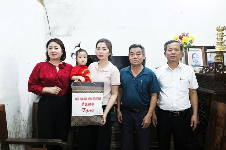 Đồng chí Phó chủ tịch UBND xã Quảng Bị Tô Thị Đào thăm hỏi, tặng quà người lao động bị tai nạn lao động năm 2026- Ảnh 1.