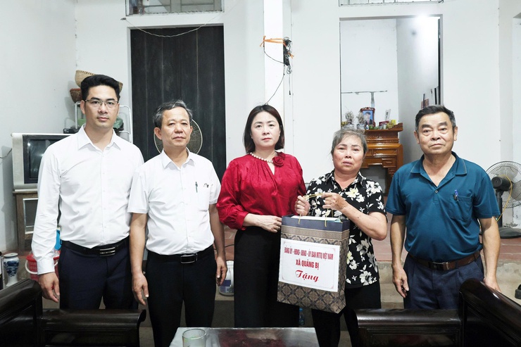 Đồng chí Phó chủ tịch UBND xã Quảng Bị Tô Thị Đào thăm hỏi, tặng quà người lao động bị tai nạn lao động năm 2026- Ảnh 2.