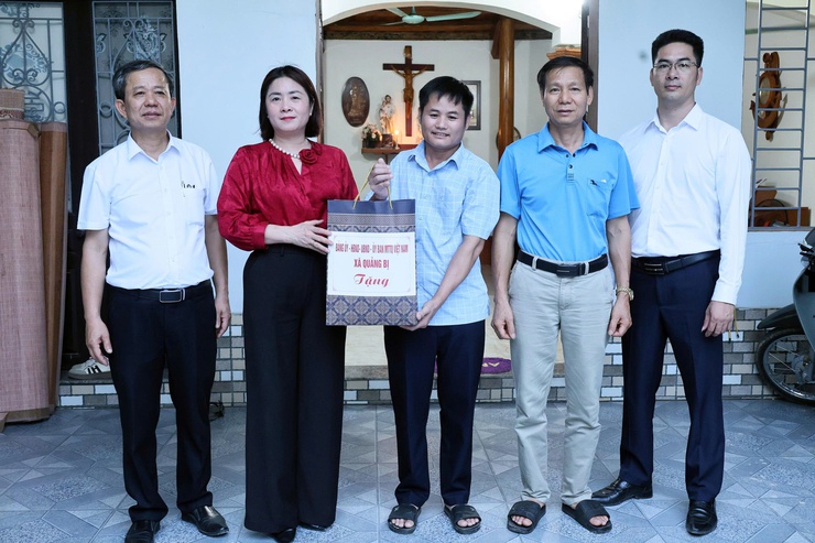 Đồng chí Phó chủ tịch UBND xã Quảng Bị Tô Thị Đào thăm hỏi, tặng quà người lao động bị tai nạn lao động năm 2026- Ảnh 3.