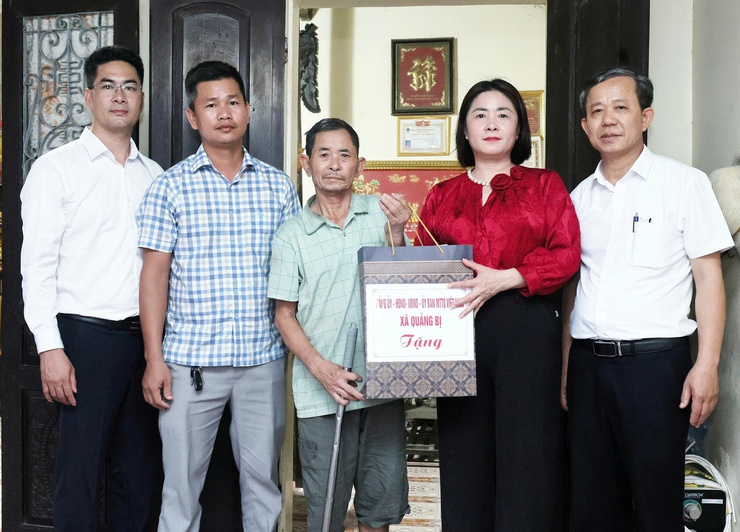 Đồng chí Phó chủ tịch UBND xã Quảng Bị Tô Thị Đào thăm hỏi, tặng quà người lao động bị tai nạn lao động năm 2026- Ảnh 4.