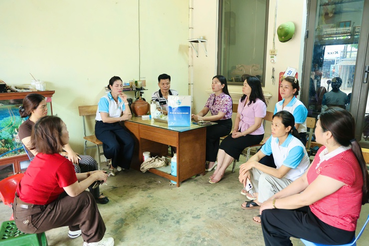 Hội LHPN xã Phú Nghĩa thăm hỏi, hỗ trợ gia đình hội viên gặp tai nạn giao thông- Ảnh 1.