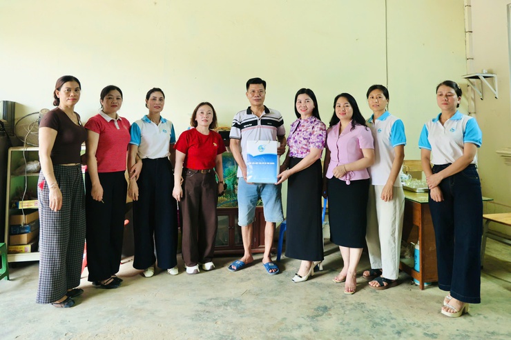 Hội LHPN xã Phú Nghĩa thăm hỏi, hỗ trợ gia đình hội viên gặp tai nạn giao thông- Ảnh 2.