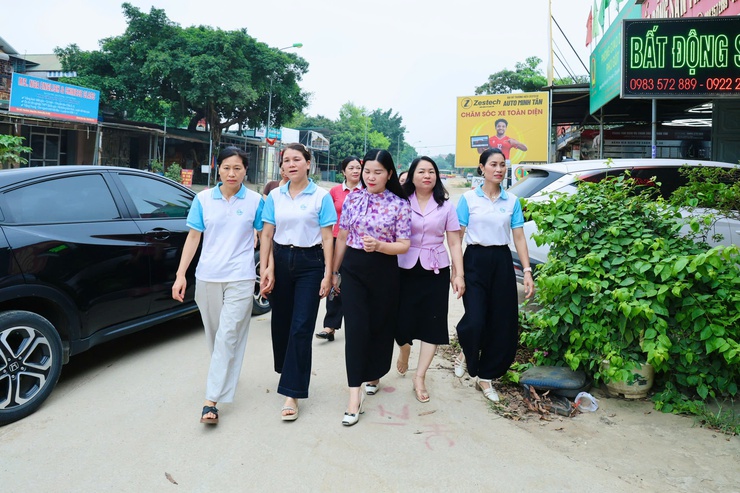 Tổ tuyên truyền giải phóng mặt bằng xã Phú Nghĩa vận động các hộ dân đồng thuận bàn giao mặt bằng Dự án nâng cấp Quốc lộ 6- Ảnh 2.