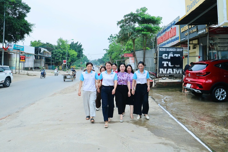 Tổ tuyên truyền giải phóng mặt bằng xã Phú Nghĩa vận động các hộ dân đồng thuận bàn giao mặt bằng Dự án nâng cấp Quốc lộ 6- Ảnh 1.