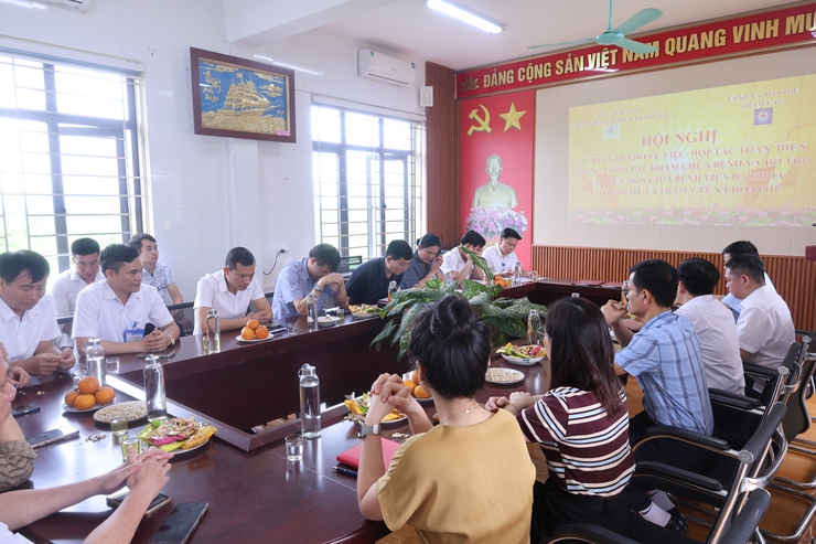 Lễ ký kết công tác khám, chữa bệnh và hỗ trợ chuyên môn giữa Bệnh viện Đa khoa Chương Mỹ và Trạm Y tế xã Hòa Phú.- Ảnh 3.