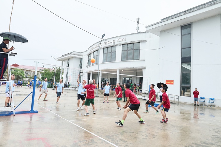 Sôi nổi Giải bóng chuyền hơi Cựu chiến binh xã Quảng Bị năm 2026- Ảnh 6.