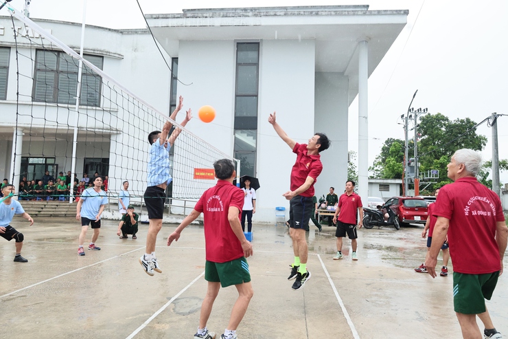 Sôi nổi Giải bóng chuyền hơi Cựu chiến binh xã Quảng Bị năm 2026- Ảnh 7.