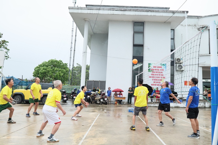 Sôi nổi Giải bóng chuyền hơi Cựu chiến binh xã Quảng Bị năm 2026- Ảnh 9.