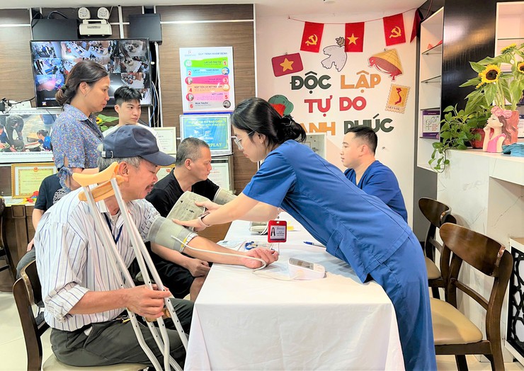 LAN TỎA YÊU THƯƠNG - CHĂM SÓC SỨC KHỎE NGƯỜI KHUYẾT TẬT- Ảnh 5.