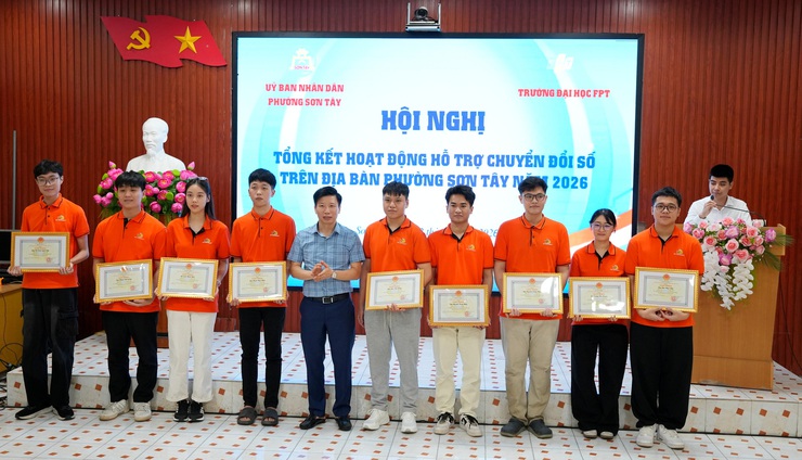 SƠN TÂY TỔNG KẾT CÔNG TÁC HỖ TRỢ CHUYỂN ĐỔI SỐ CỦA SINH VIÊN TRƯỜNG ĐẠI HỌC FPT- Ảnh 3.