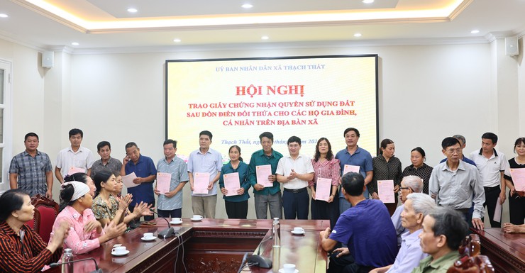 THẠCH THẤT: TRAO GIẤY CHỨNG NHẬN QUYỀN SỬ DỤNG ĐẤT NÔNG NGHIỆP SAU DỒN ĐIỀN ĐỔI THỬA CHO NHÂN DÂN- Ảnh 2.