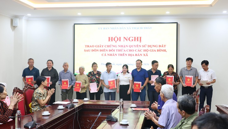 THẠCH THẤT: TRAO GIẤY CHỨNG NHẬN QUYỀN SỬ DỤNG ĐẤT NÔNG NGHIỆP SAU DỒN ĐIỀN ĐỔI THỬA CHO NHÂN DÂN- Ảnh 3.