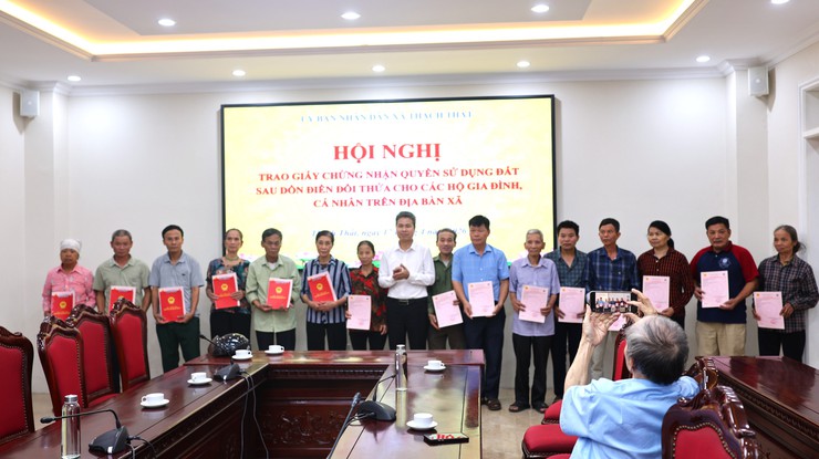 THẠCH THẤT: TRAO GIẤY CHỨNG NHẬN QUYỀN SỬ DỤNG ĐẤT NÔNG NGHIỆP SAU DỒN ĐIỀN ĐỔI THỬA CHO NHÂN DÂN- Ảnh 1.