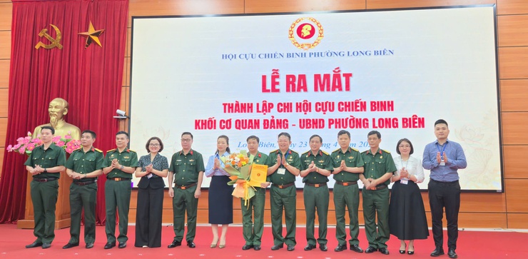 Lễ ra mắt thành lập Chi hội Cựu chiến binh khối cơ quan Đảng – UBND phường Long Biên và Thông tin thời sự trong nước, quốc tế quý II năm 2026- Ảnh 1.