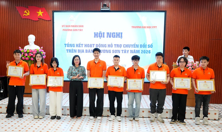 SƠN TÂY TỔNG KẾT CÔNG TÁC HỖ TRỢ CHUYỂN ĐỔI SỐ CỦA SINH VIÊN TRƯỜNG ĐẠI HỌC FPT- Ảnh 4.