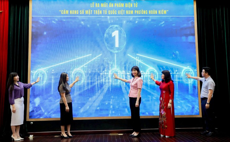 Ra mắt Cẩm nang số Mặt trận Tổ quốc Việt Nam phường Hoàn Kiếm- Ảnh 4.