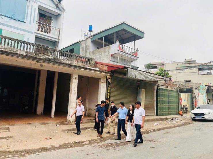 CÁC ĐỒNG CHÍ LÃNH ĐẠO XÃ KIỂM TRA CÔNG TÁC GIẢI PHÓNG MẶT BẰNG THỰC HIỆN DỰ ÁN CẢI TẠO, NÂNG CẤP ĐƯỜNG TỈNH 420- Ảnh 4.