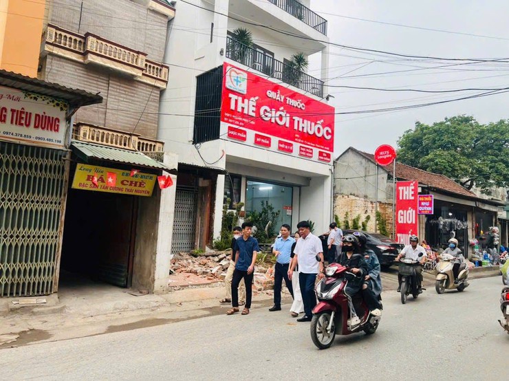 CÁC ĐỒNG CHÍ LÃNH ĐẠO XÃ KIỂM TRA CÔNG TÁC GIẢI PHÓNG MẶT BẰNG THỰC HIỆN DỰ ÁN CẢI TẠO, NÂNG CẤP ĐƯỜNG TỈNH 420- Ảnh 1.