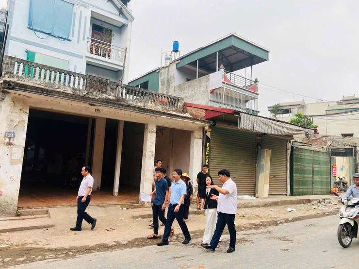 CÁC ĐỒNG CHÍ LÃNH ĐẠO XÃ KIỂM TRA CÔNG TÁC GIẢI PHÓNG MẶT BẰNG THỰC HIỆN DỰ ÁN CẢI TẠO, NÂNG CẤP ĐƯỜNG TỈNH 420- Ảnh 5.