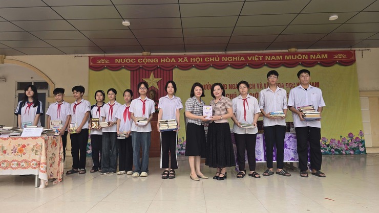 Thạch Thất: Lan tỏa văn hóa đọc, hướng về kỷ niệm 51 năm Ngày Giải phóng miền Nam tại các trường Tiểu học trên địa bàn- Ảnh 3.