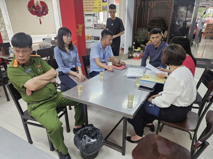 Tăng cường kiểm tra công tác chấp hành pháp luật tại các cơ sở kinh doanh trên địa bàn phường- Ảnh 2.