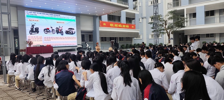 Tuyên truyền kiến thức pháp luật về trật tự, an toàn giao thông và kỹ năng lái xe an toàn cho hơn 2.100 học sinh trường THPT Phúc Lợi- Ảnh 2.