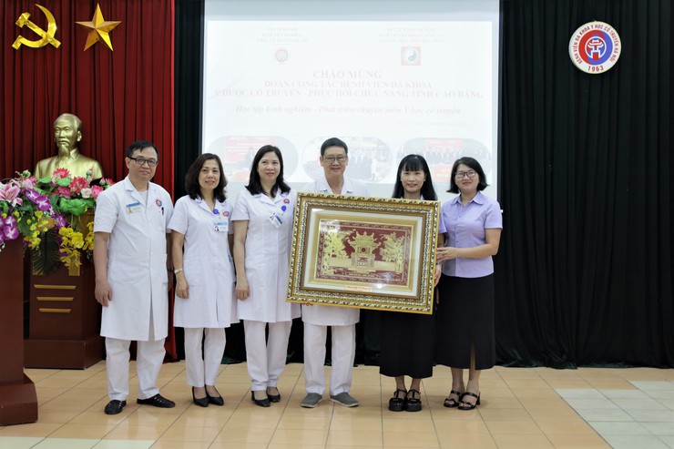 Đẩy mạnh kết nối chuyên môn giữa Hà Nội - Cao Bằng: Phát huy y học cổ truyền trong chăm sóc sức khỏe- Ảnh 1.