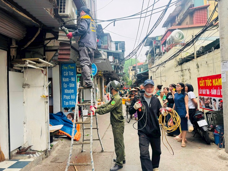 Giải tỏa điểm kinh doanh tự phát tại khu vực ngõ 129 đường Nguyễn Trãi- Ảnh 1.