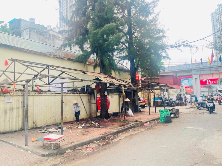 Giải tỏa điểm kinh doanh tự phát tại khu vực ngõ 129 đường Nguyễn Trãi- Ảnh 2.