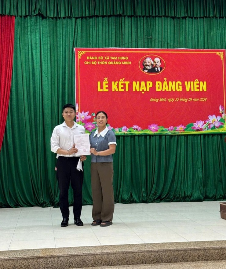 Chi bộ thôn Quảng Minh trang trọng tổ chức Lễ kết nạp đảng viên mới- Ảnh 1.