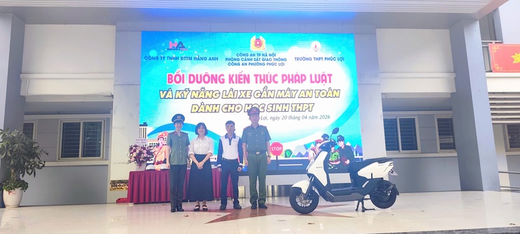 Tuyên truyền kiến thức pháp luật về trật tự, an toàn giao thông và kỹ năng lái xe an toàn cho hơn 2.100 học sinh trường THPT Phúc Lợi- Ảnh 3.