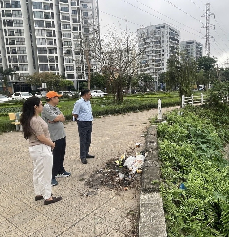 Ủy ban MTTQ phường kiểm tra hiện trường theo phản ánh tại cuộc họp giao ban cụm cơ sở Đảng số 2- Ảnh 1.