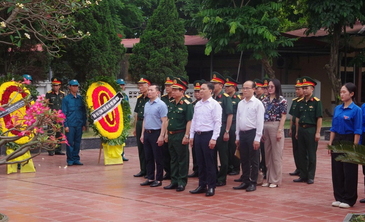 Lễ dâng hoa, dâng hương nghĩa trang quân nhân 
và chuyên gia Trung Quốc tại phường Phúc Lợi- Ảnh 1.