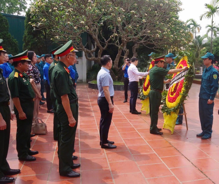 Lễ dâng hoa, dâng hương nghĩa trang quân nhân 
và chuyên gia Trung Quốc tại phường Phúc Lợi- Ảnh 2.