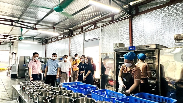 HĐND phường Phú Thượng tăng cường giám sát an toàn thực phẩm tại trường học- Ảnh 5.