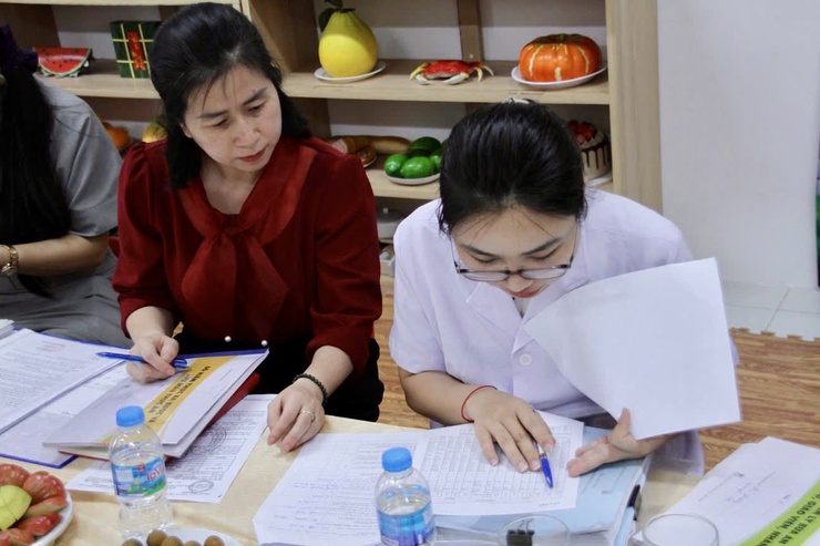 HĐND phường Phú Thượng tăng cường giám sát an toàn thực phẩm tại trường học- Ảnh 4.